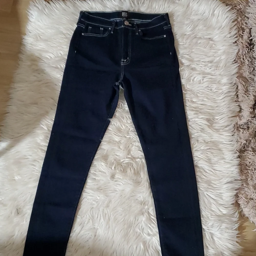 **BDG Twig High-Rise Jeans – Dark Denim w/ White Trim, Size 27**